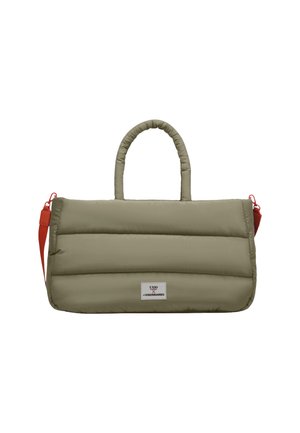 Gepolsterte Tragetasche in gedämpftem Grün mit kontrastierendem roten Gurt und Griffen. Sie hat eine rechteckige Form und ein Logo-Patch auf der Vorderseite.