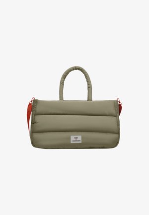 Gepolsterte Tragetasche in gedämpftem Grün mit kontrastierendem roten Gurt und Griffen. Sie hat eine rechteckige Form und ein Logo-Patch auf der Vorderseite.