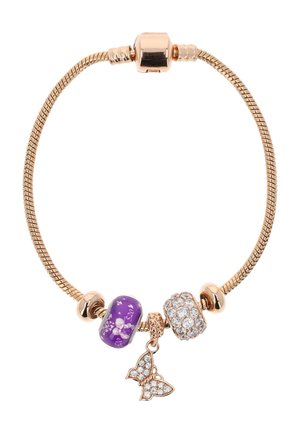 Bracciale con ciondolo d'oro con perla viola, perla incastonata di cristalli e ciondolo a forma di farfalla pendente decorato con piccoli cristalli.