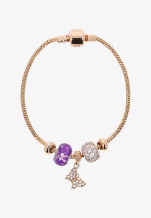 Guldarmbånd med lilla perle, krystalklædt perle og hængende sommerfuglevedhæng pyntet med små krystaller.