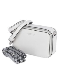 Vit läderaxelväska med dragkedja, med en avtagbar texturerad svart och vit mönstrad rem. Logotypen är präglad på framsidan.