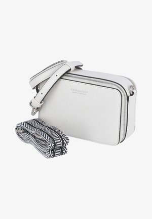 Bílá kožená crossbody taška se zipovým uzávěrem, která má odnímatelný š texturední černobílý popruh. Logo je embosováno na přední straně.