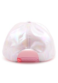 Καπέλο με γυαλιστερό, ιριδίζον φινίρισμα σε απαλό ρόζ χρώμα. Διαθέτει κυρτή γείσο, ρυθμιζόμ ενο πλαστικό λουράκι στο πίσω μέρος και ραμμένες λεπτομέρειες.