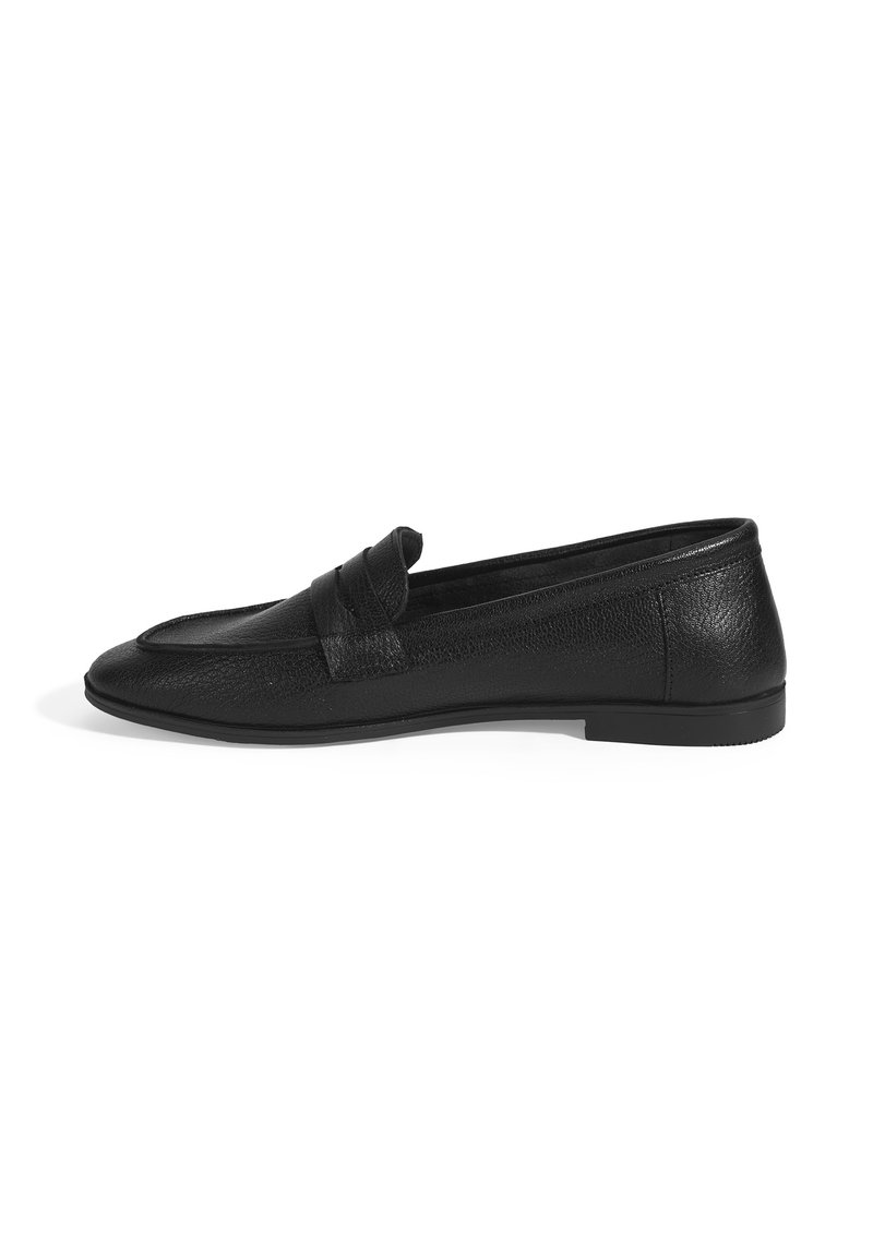Schwarze Lederloafer mit strukturiertem Finish, ausgestattet mit einem dekorativen Riemen über der Vorderseite und einer flachen Gummisohle.