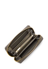 Portafoglio grigio con esterno testurizzato, zip dorata, slot per carte multiple e un compartimento centrale con zip. Interno foderato in materiale coordinato.