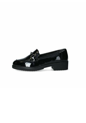 Mocassino in pelle verniciata nera con tacco basso a blocco, caratterizzato da una fascia metallica decorativa sul davanti e una finitura liscia e lucida.