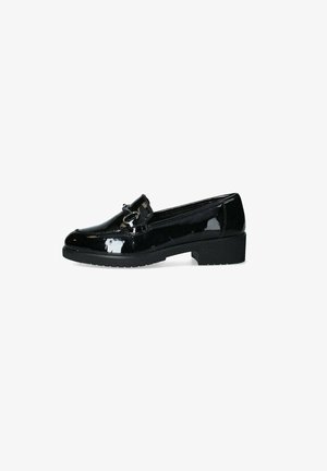 Mocassino in pelle verniciata nera con tacco basso a blocco, caratterizzato da una fascia metallica decorativa sul davanti e una finitura liscia e lucida.