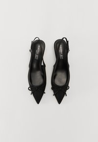Čierne slingback topánky s špicatou špičkou, s textúrovaným zvrškom a ozdobnou mašľou. Hladký interiér so značkovaním na stielke.