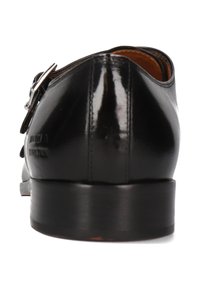 Scarpa da uomo in pelle nera con finitura lucida, dettaglio con fibbia argentata, punta rotonda, rivestimento in pelle e tacco robusto nero.