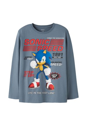 Langärmeliges blaues Hemd mit Sonic the Hedgehog und Text über Geschwindigkeit, inklusive "Sonic Speed," "Step It Up," und "Life in the Fast Lane."