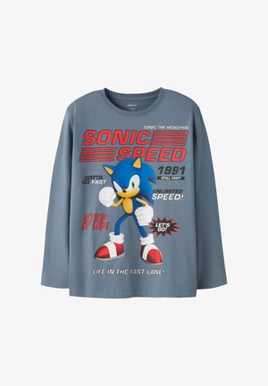 Niebieska koszula z długim rękawem z wizerunkiem Sonic the Hedgehog oraz tekstem o prędkości, w tym "Sonic Speed," "Step It Up," i "Life in the Fast Lane."