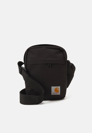 Kompakte schwarze Crossbody-Tasche mit verstellbarem Riemen, Reißverschlusstasche vorne und Carhartt-Logo-Patch unten rechts.