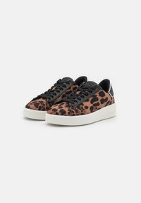 Guess ROCKIES - Zapatillas - brown