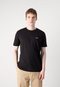 Tricou negru cu mânecă scurtă, cu guler rotund și un mic logo alb "BOSS" pe piept. Material din bumbac, textură netedă, design ajustat.
