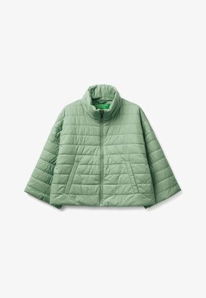 Světlý zelený prošívaný kabát s vysokým límcem, předním zipem a dvěma šikmými kapsami, zobrazený na bílém pozadí.