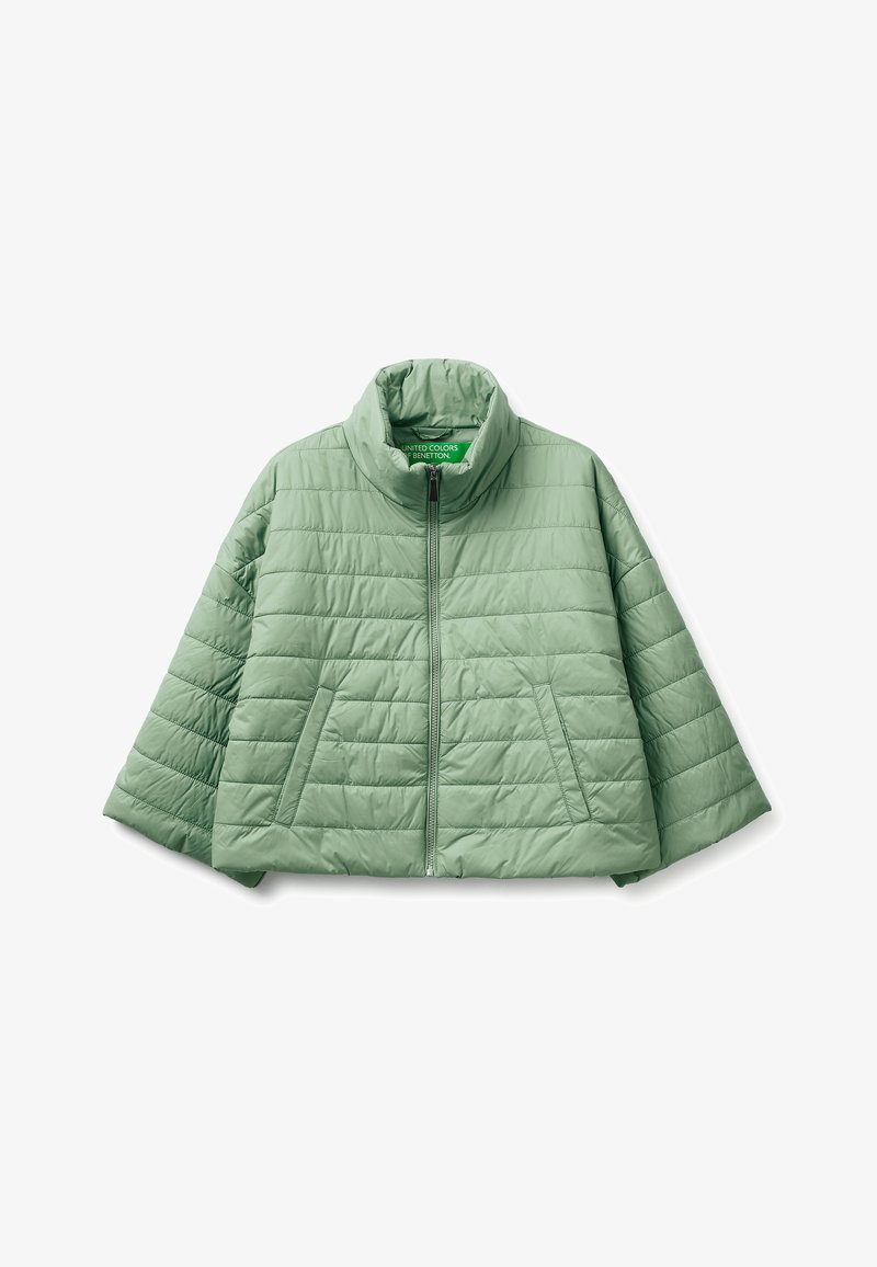 Hellgrüne gesteppte Jacke mit hohem Kragen, Frontreißverschluss und zwei schrägen Taschen, auf weißem Hintergrund dargestellt.