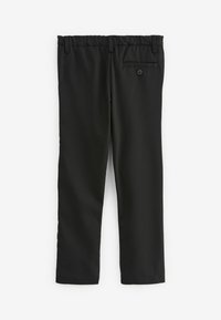 Pantalon noir avec une texture lisse, doté d'une taille élastique, de jambes droites et d'une poche arrière unique avec une fermeture à bouton.