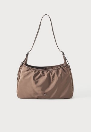 Braune Nylon-Schultertasche mit verstellbarem Träger und kleinem Metall-"M"-Logo in der Mitte vorne.