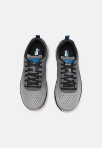 Scarpe sportive grigie con una tomaia in rete traspirante, lacci neri e dettagli blu. Presentano solette imbottite e una suola in gomma leggera.