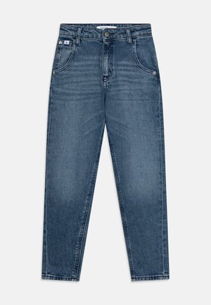 Jeans in denim blu scuro con design a gamba dritta, dotati di cinque tasche, chiusura con rivetto e bottone, e leggera scoloritura sul tessuto.