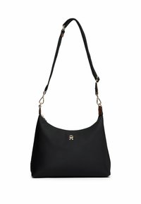 Borsa a spalla nera con una texture morbida e liscia, caratterizzata da hardware dorato e un accento con logo sul davanti. Inclusa tracolla regolabile.