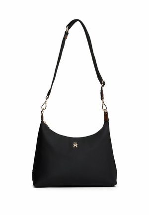 Borsa a spalla nera con una texture morbida e liscia, caratterizzata da hardware dorato e un accento con logo sul davanti. Inclusa tracolla regolabile.