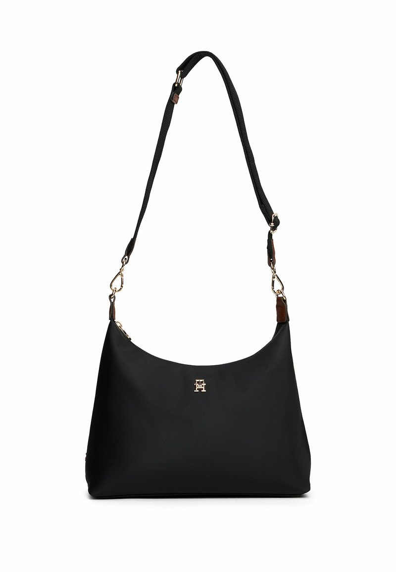 Borsa a spalla nera con una texture morbida e liscia, caratterizzata da hardware dorato e un accento con logo sul davanti. Inclusa tracolla regolabile.