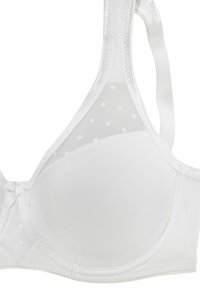 Weißer BH mit gepolsterten Cups, elastischen Trägern und einer durchsichtigen Mesh-Beschichtung, die mit kleinen Punkten versehen ist. Die Textur ist glatt mit glänzenden Akzenten.