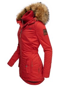 Crvena insulated jakna s kapuljačom od umjetnog krzna, patentnim zatvaračima na džepovima, elastičnim strukom i zakrpama na rukavu za dodatne detalje.