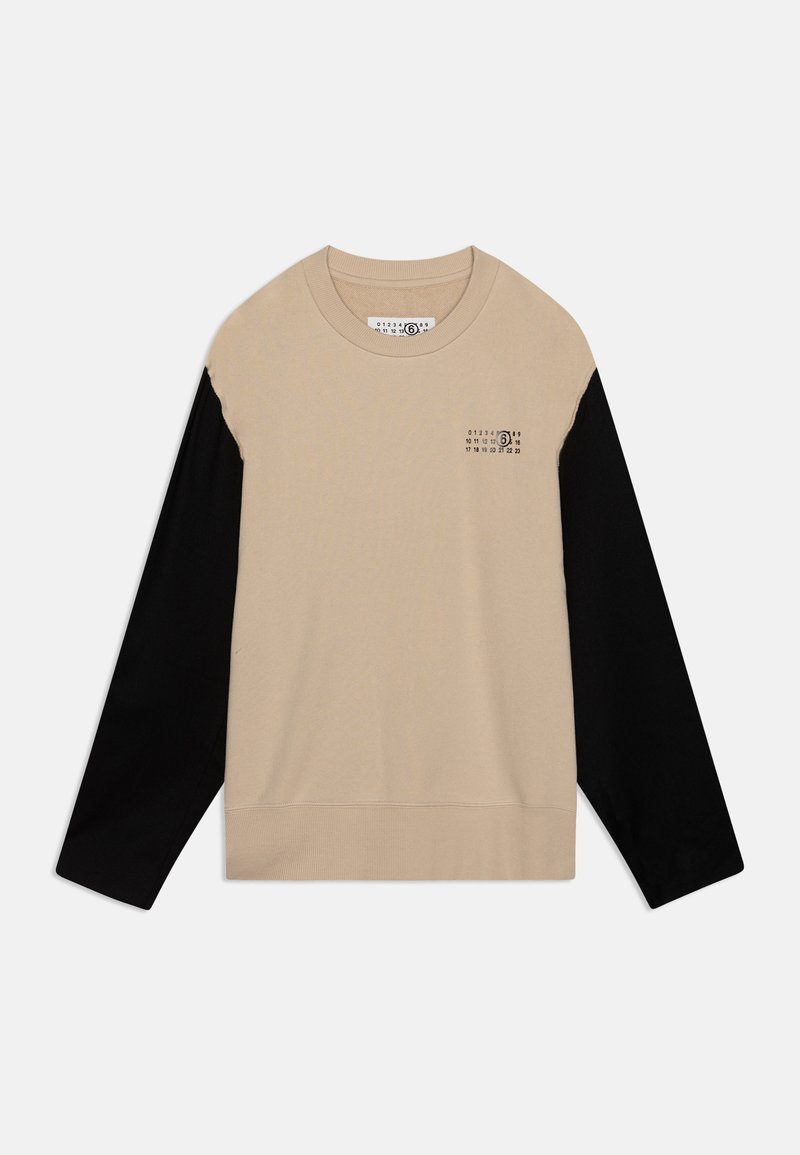 Beige sweatshirt med svarta långärmar, rund halsringning och ett tryck framtill som visar siffror och en grafik. Mjuk bomullsmaterial, avslappnad passform.