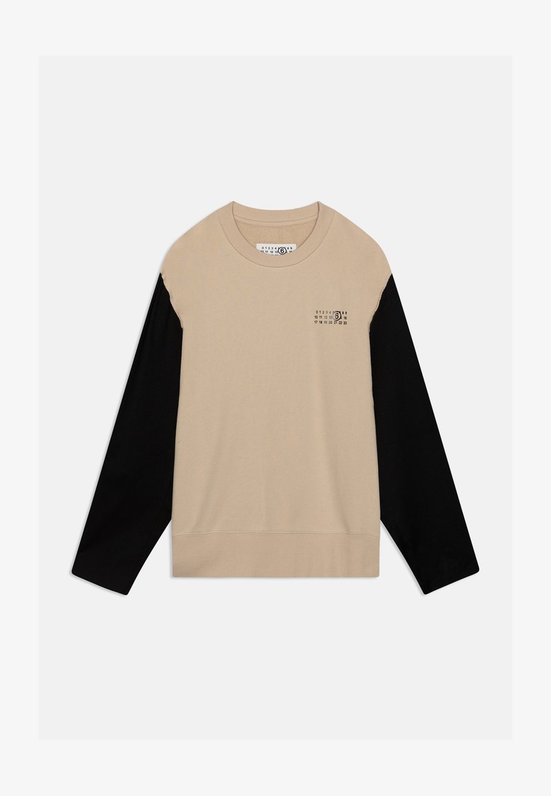 Μπεζ φούτερ με μαύρα μακριά μανίκια, στρογγυλή λαιμόκοψη και μπροστινή εκτύπωση με αριθμούς και γραφικό. Μαλακό βαμβακερό υλικό, χαλαρή εφαρμογή.