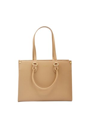 Sac fourre-tout beige avec une surface texturée, des poignées doubles, des accessoires en métal doré et une fermeture éclair. Présente un design minimaliste avec un intérieur spacieux.