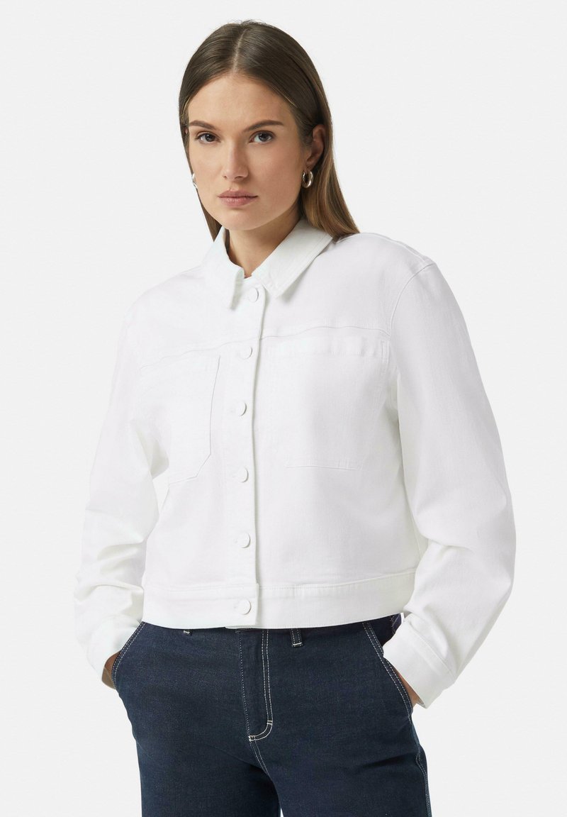 Witte denimjas met een kraag, knoopsluiting aan de voorkant en een enkele borstzak. Korte pasvorm met lange mouwen.