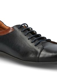 Męskie szykowne buty na sznurówki z czarną perforowaną skórzaną cholewką, brązowym skórzanym akcentem i granatowymi sznurówkami. Płaska gumowa podeszwa. Teksturowana powierzchnia.