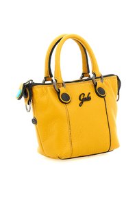 Borsa a mano in pelle gialla con texture, dotata di doppi manici, zip nera, rifiniture nere e logo "Gabs" sul davanti, mostrata su sfondo bianco.