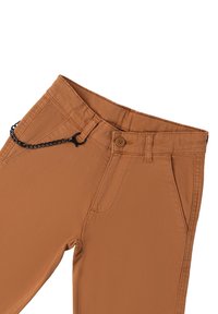 Pantalons en coton marron à coupe droite, dotés de deux poches latérales, d'une fermeture à bouton et d'un accent en chaîne noire fixé à la taille.