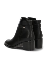 Botas de tobillo de cuero negro con un acabado suave, punta redondeada y un tacón bloque resistente. Presenta una correa lateral y detalles de hardware en plata.
