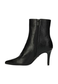 Stivaletto nero realizzato in pelle sintetica strutturata, con punta appuntita, cerniera laterale e tacco a spillo sottile, caratterizzato da una leggera lucentezza.