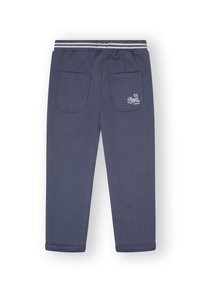 Pantalones de chándal azul marino con cinturilla elástica, acentos de rayas blancas, dos bolsillos traseros y un pequeño logo bordado en el bolsillo derecho.