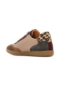 Zapatillas con una parte superior de cuero beige, puntera de ante marrón, lateral de ante verde, acentos burdeos y un detalle trasero de estampado de leopardo. Suela de goma.