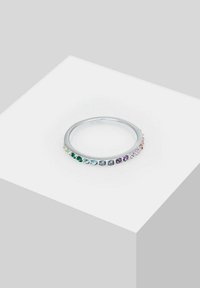 Anello in argento con una fila di gemme multicolori, tra cui verde, blu, viola e rosa, montate su una banda liscia.