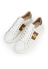 Baskets en cuir blanc avec des accents dorés, présentant une texture lisse, un bout rond, des garnitures dorées et un talon rembourré en finition métallique.
