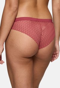 Lace slip in kastanjebruin, met een verfijnd patroon en een zachte elastische tailleband. Mesh-details verbeteren de ademend vermogen en flexibiliteit.