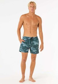 Zwemshorts in een donkergroene kleur met een palmbomenpatroon. Gemaakt van lichtgewicht materiaal, met een elastische tailleband en zijzakken.