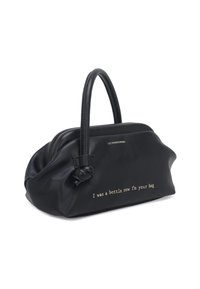 Borsa a mano in pelle nera con design morbido e strutturato. Presenta manici annodati e testo dorato con la scritta "Ero una bottiglia, ora sono la tua borsa."