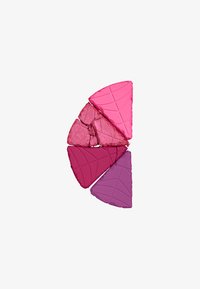 Poudres de maquillage triangulaires colorées dans des teintes de rose et de violet, présentant des textures et des motifs variés, disposées en forme d'éventail.