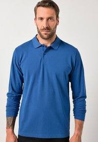 Langærmet polo-shirt i dyb blå, lavet af blød stof. Har en klassisk krave og placket med tre knapper. Enkel design, ensartet struktur.