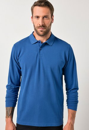 Langærmet polo-shirt i dyb blå, lavet af blød stof. Har en klassisk krave og placket med tre knapper. Enkel design, ensartet struktur.
