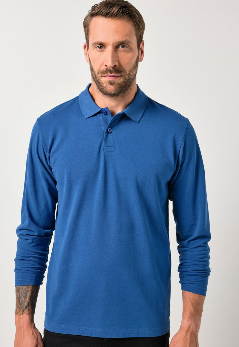 Langærmet polo-shirt i dyb blå, lavet af blød stof. Har en klassisk krave og placket med tre knapper. Enkel design, ensartet struktur.