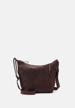 Brun læder crossover taske med en buet form, lynlåslukning, justerbar rem og en subtil tekstur, der fremhæver naturlige variationer.